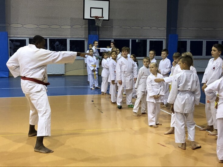 OŻYWCZA  LEKCJA  AFRYKAŃSKIEGO KARATE W &#039;&#039;ARAWASHI&#039;&#039;