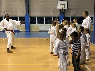 Obraz 18: OŻYWCZA  LEKCJA  AFRYKAŃSKIEGO KARATE W ...