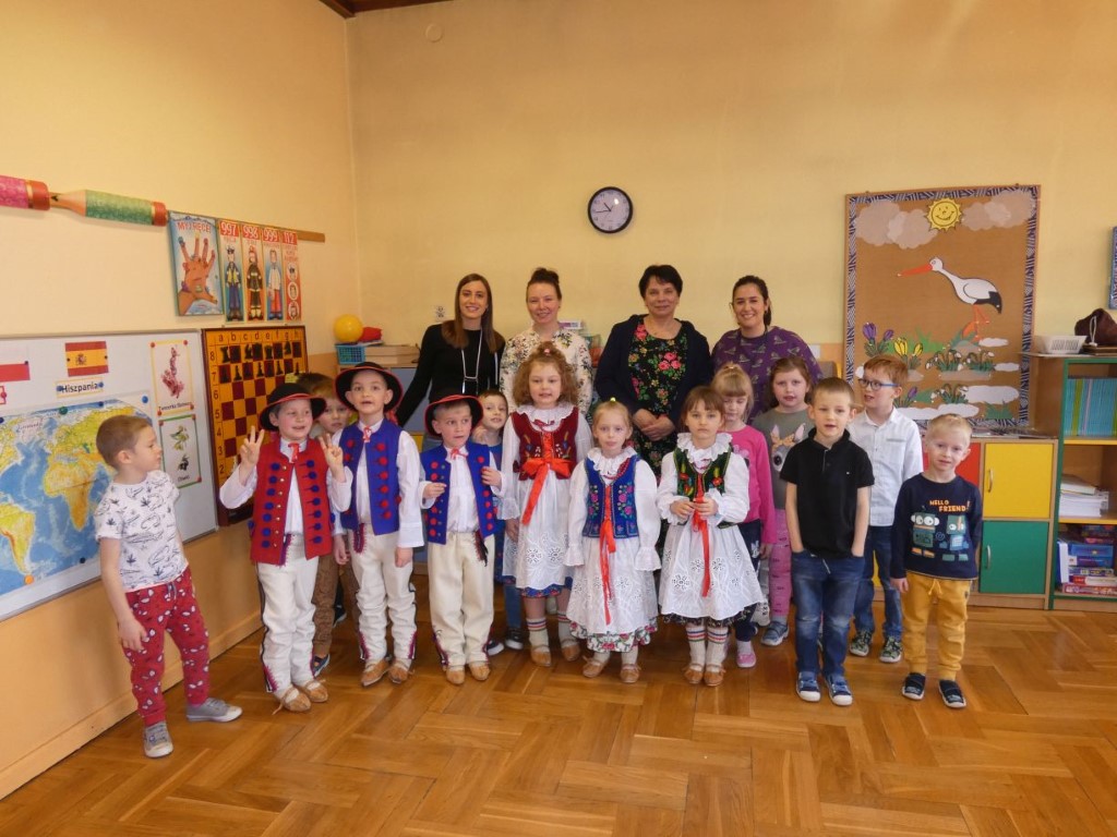 Hiszpanie znowu odwiedzają radziechowskie przedszkole
