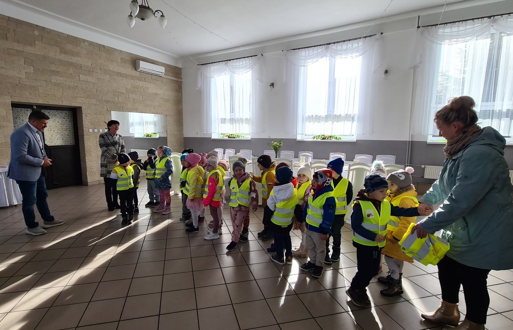 Odblaski i kamizelki - kolejne prezenty dla Przedszkola Małego Księcia w Wieprzu