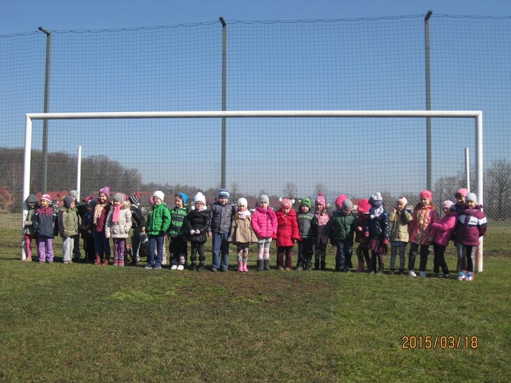 Przedszkolaki zwiedzają obiekty sportowe GKS Radziechowy-Wieprz