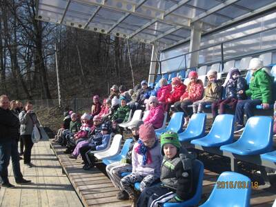 Obraz 4: Przedszkolaki zwiedzają obiekty sportowe ...