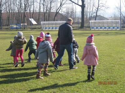 Obraz 11: Przedszkolaki zwiedzają obiekty sportowe...