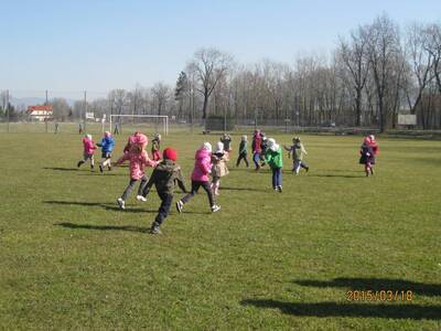 Obraz 12: Przedszkolaki zwiedzają obiekty sportowe...