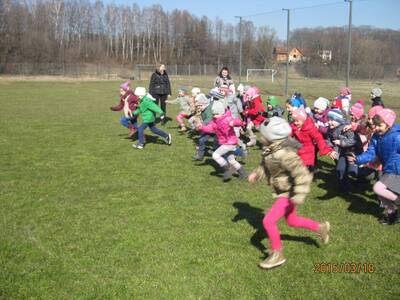 Obraz 16: Przedszkolaki zwiedzają obiekty sportowe...