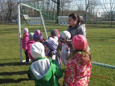 Obraz 17: Przedszkolaki zwiedzają obiekty sportowe...