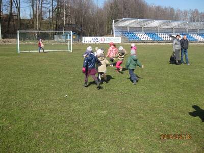 Obraz 18: Przedszkolaki zwiedzają obiekty sportowe...