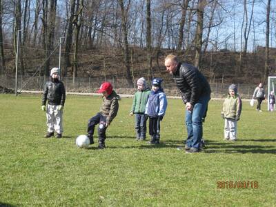 Obraz 24: Przedszkolaki zwiedzają obiekty sportowe...