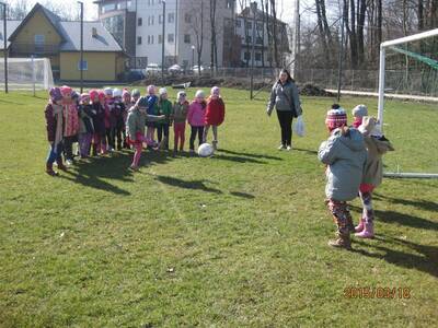 Obraz 26: Przedszkolaki zwiedzają obiekty sportowe...