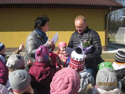 Obraz 46: Przedszkolaki zwiedzają obiekty sportowe...