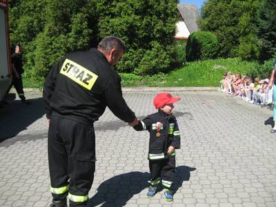 Obraz 5: Radziechowscy strażacy przedszkolakom