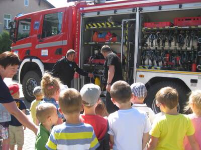 Obraz 8: Radziechowscy strażacy przedszkolakom