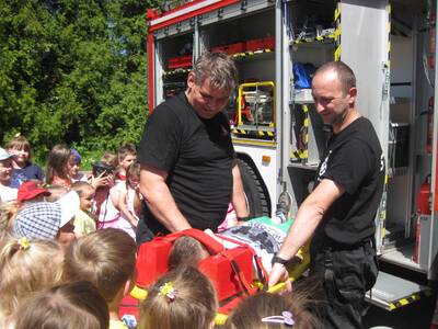 Obraz 14: Radziechowscy strażacy przedszkolakom